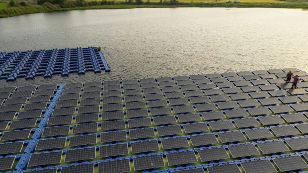 Hidroelectrica lansează proiectul a cinci parcuri fotovoltaice plutitoare pe Olt, cu capacitate amplă de stocare a energiei