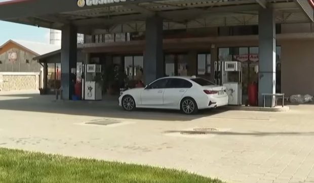 Jaf la o benzinărie din Galați: hoții au tăiat curentul ca să oprească alarma și camerele de supraveghere și au fugit cu 60.000 de lei