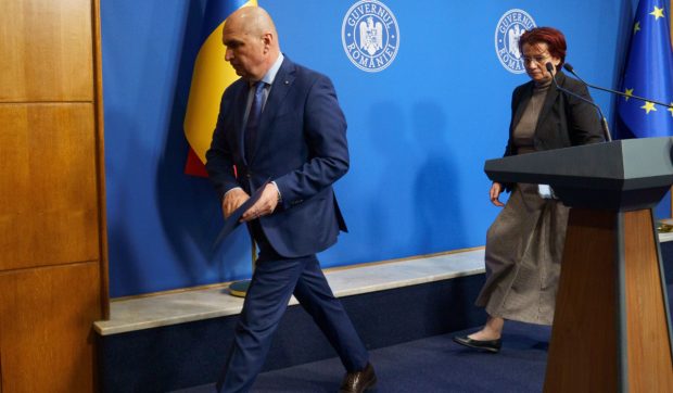 PNL intensifică negocierile cu parlamentari din AUR și alte formațiuni pentru a salva guvernul Bolojan de moțiunea de cenzură