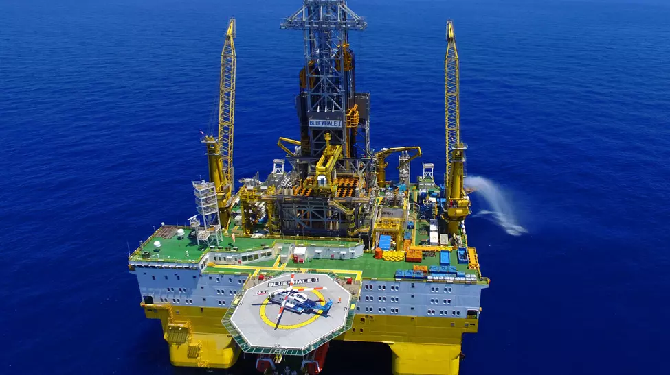 Producția de petrol a României scade în plină criză energetică, iar dependența de importuri crește. Așii din mânecă, irosiți