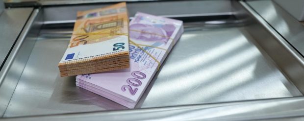 Cum influențează deciziile financiare globale prețurile de zi cu zi și turismul internațional