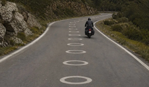 Cercuri albe pe șosele, un nou marcaj rutier pentru siguranța motocicliștilor testat în Europa