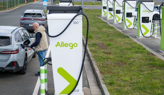 De ce românii ezită să adopte mașinile electrice: preț, infrastructură și autonomie sub lupa expertului auto