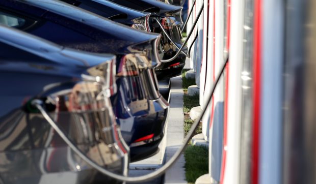 Românii stau la coadă… să își încarce mașinile. Au cumpărat cu 205% mai multe mașini electrice în aprilie, dar piața nu și-a revenit complet