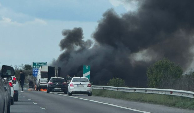 O dubă a luat foc pe autostrada A1: partea din față a autovehiculului, carbonizată. Traficul pe sensul către Pitești, blocat