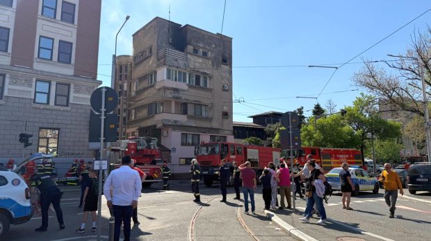 Incendiu în București, la un bloc aproape de Gara de Nord. O femeie a fost găsită inconștientă și cu arsuri pe față și 10 persoane au fost evacuate