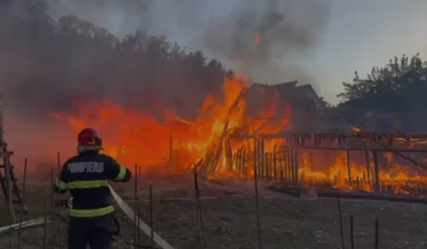 Un incendiu puternic în Rebrișoara a provocat moartea a 50 de pui și 30 de miei