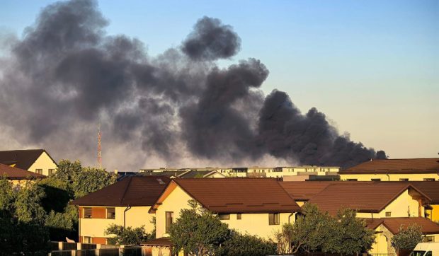 Incendiu puternic la un depozit de cauciucuri, în Bragadiru, Ilfov. Un mesaj RO-Alert a fost emis
