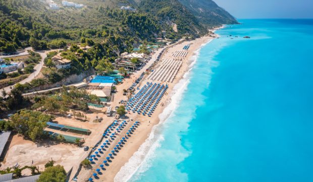 Grecia introduce monitorizarea cu drone pe plajă în 2026. La cât pot ajunge amenzile și ce trebuie să știe românii