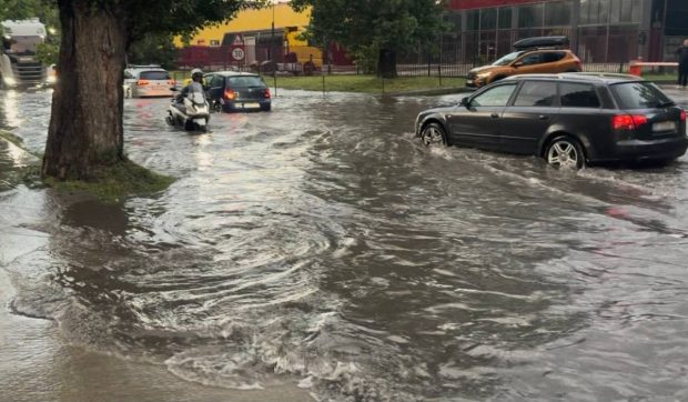 Un bărbat din Chiajna transformă inundațiile în distracție, plimbându-se cu caiacul printre blocuri