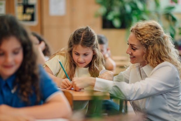 Se schimbă legea. Învățătorii vor deveni titulari doar dacă termină o facultate de profil. Ce se întâmplă cu educatorii din creșe și grădinițe