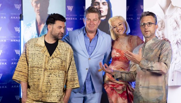 Imagine Stire Creatoarea de modă care-i îmbracă pe Smiley, Pavel Bartoș și Andi Moisescu, detalii despre tricourile tratate ca obiecte artistice: „Bărbatul a fost pentru mine o muză” | 2review.ro