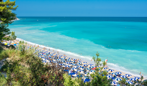 Stațiunea italiană Portonovo, complet rezervată înainte de sezon, cu tarife de până la 3.000 de euro pentru un loc la plajă