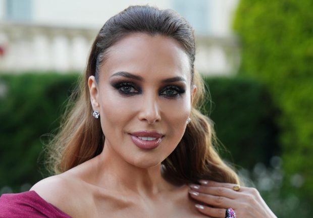Imagine Stire Imagini inedite de la Cannes 2026 cu Iulia Vântur. Apariție spectaculoasă a vedetei la Gala amfAR într-o rochie, care i-a pus în valoare silueta impecabilă | 2review.ro