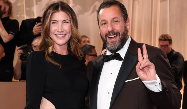 Imagine Stire Imagini controversate cu Adam Sandler la apariția de la premiera filmului soției sale. Ținuta care a împărțit internetul în două | 2review.ro