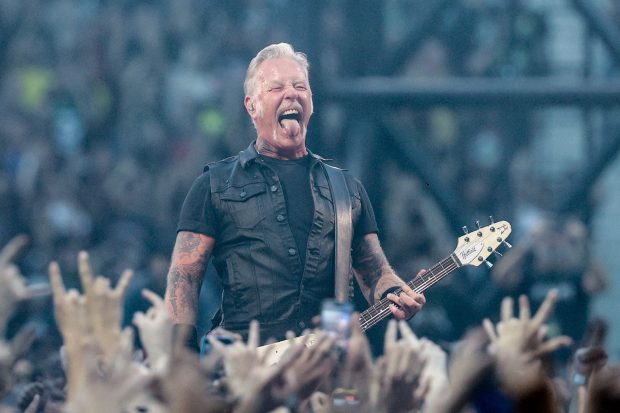 Imagine Stire James Hetfield, surprins pe străzile din București înainte de concertul Metallica. Solistul trupei a vizitat un anticariat și a ieșit la cină cu logodnica sa | 2review.ro