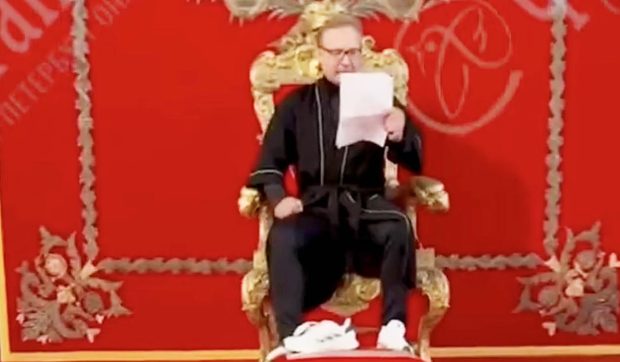 Un oligarh falit a intrat în muzeul Ermitaj cu un cuțit, a urcat pe tronul imperial și a făcut un apel către Putin