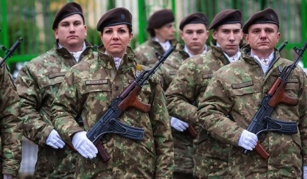 România lansează din nou un program major pentru dotarea militarilor cu arme moderne, contractul stârnind controverse legate de alegerea furnizorului