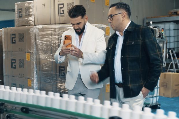 Vizita inedită a lui Dorian Popa provoacă haos și confuzie într-o fabrică românească de săpun în serialul „Fără Sense”