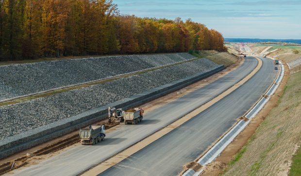 De ce se strică autostrăzile din România de două ori mai repede decât cele din Occident. Explicațiile unui constructor român