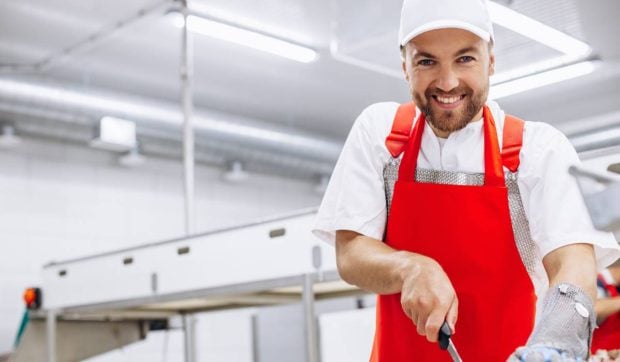 Cerere crescută pentru măcelari români în Danemarca și Germania: salariile ajung până la 2.200 de euro lunar