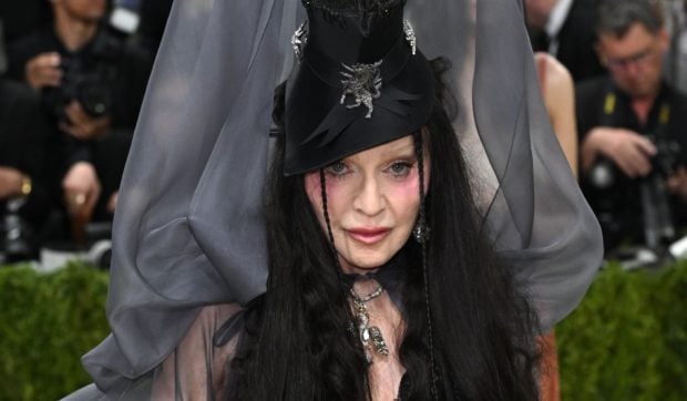 Imagine Stire Madonna a făcut spectacol la Met Gala 2026. A purtat o navă pe cap și a stârnit controverse | 2review.ro