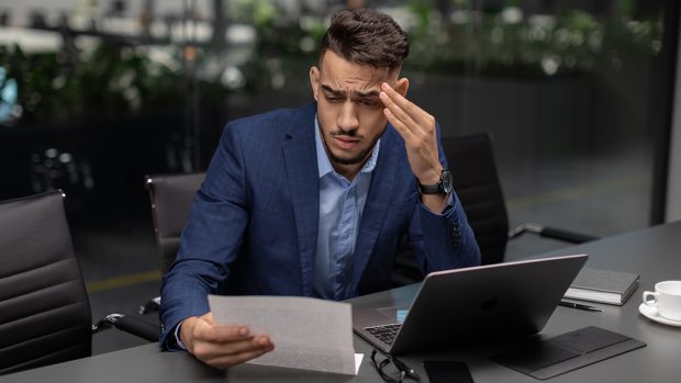 Manager român dintr-o multinațională IT, concediat fiindcă a ajutat o subalternă să își schimbe parola: „Sunt consecințe potențial dezastruoase pentru angajator”