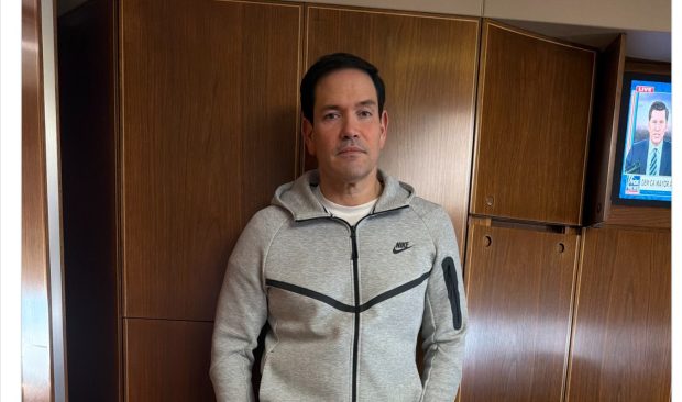 Marco Rubio s-a fotografiat în timpul călătoriei spre China într-un trening identic cu cel purtat de Nicolas Maduro în momentul capturării sale