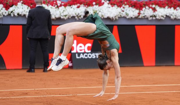 Ucraineanca Marta Kostiuk a făcut tumbe pe teren după ce a învins-o pe rusoaica Mira Andreeva în finala de la Madrid Open: nu a dat mâna cu adversara care a plâns în continuu