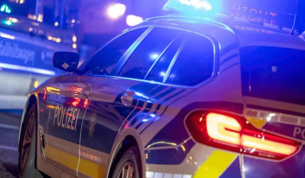 Polițiști aplaudați la scenă deschisă după ce au arestat un bărbat în centrul unui oraș din Germania: „N-am mai pățit așa ceva”
