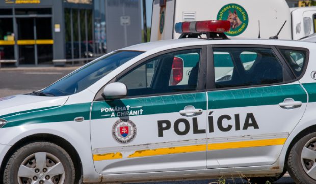 Doi polițiști din Slovacia acuzați că aplicau amenzi în timpul liber și își însușeau banii