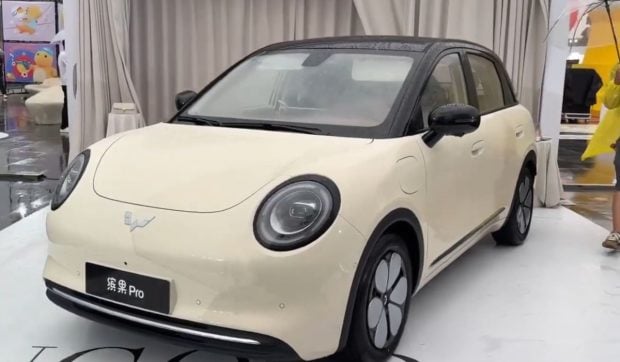 Chinezii au înnebunit după această mașină electrică de 7.400 de euro cu o autonomie de 403 km: 30.000 de comenzi în 28 de zile