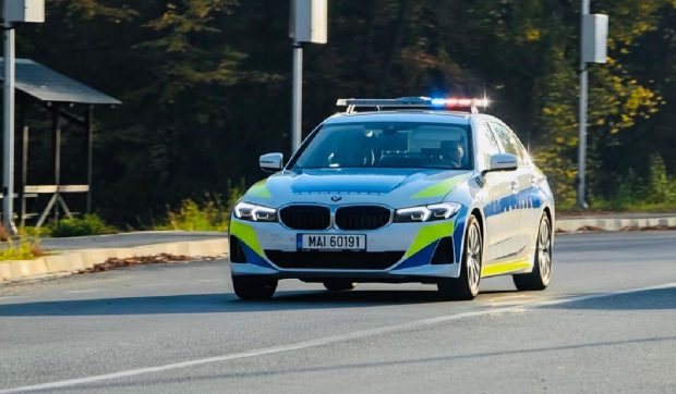 Un bărbat a fost bătut în Ploiești, în mijlocul zilei, de mai multe persoane. A fost avariat și un autoturism