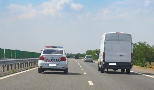 Un șofer urmărit pentru furt și conducere fără permis, prins de polițiști după o cursa ca-n filme pe A2