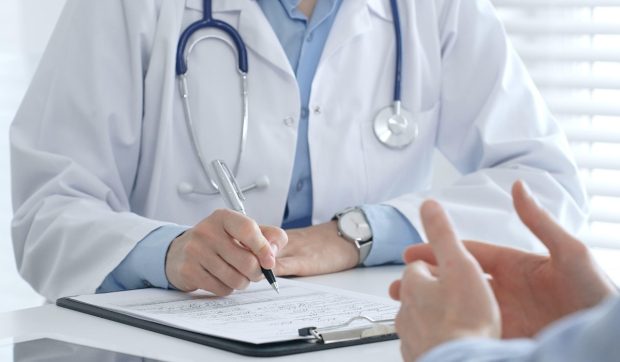 Prima zi de concediu medical va fi din nou plătită pentru bolnavii cronici și oncologici: „Am eliminat o mare nedreptate”