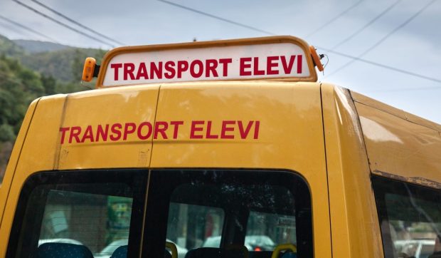 Șofer de microbuz școlar sancționat cu 6.000 lei pentru transport excesiv de elevi în Dâmbovița