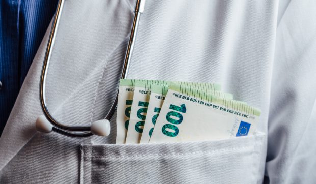 Cinci medici de la spitalul din Bolintin, Giurgiu, au fost reținuți pentru luare de mită. Ce au descoperit anchetatorii la percheziții