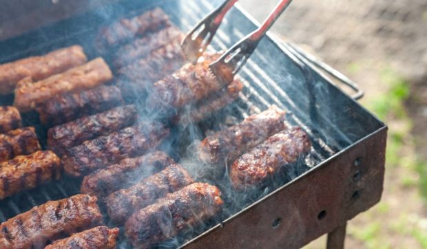 Originile inedite ale micilor românești: Cum o improvizație bucureșteană a dat naștere unui simbol culinar de 1 Mai
