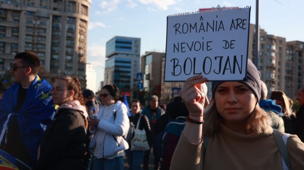 Miting în Piața Victoriei pentru susținerea lui Ilie Bolojan, înaintea moțiunii de cenzură: „AUR și PSD, aceeași mizerie”