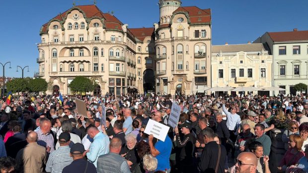Oamenii din Oradea au ieșit în stradă duminică seară, alături de primar, ca să-l sprijine pe Ilie Bolojan