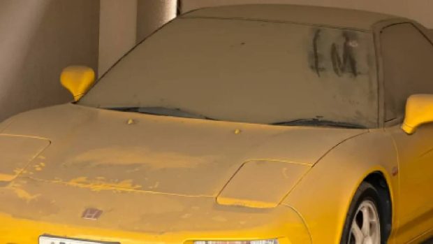 Descoperire rară în Tokyo: un supercar Honda NSX-R de peste un milion de dolari, uitat într-un garaj