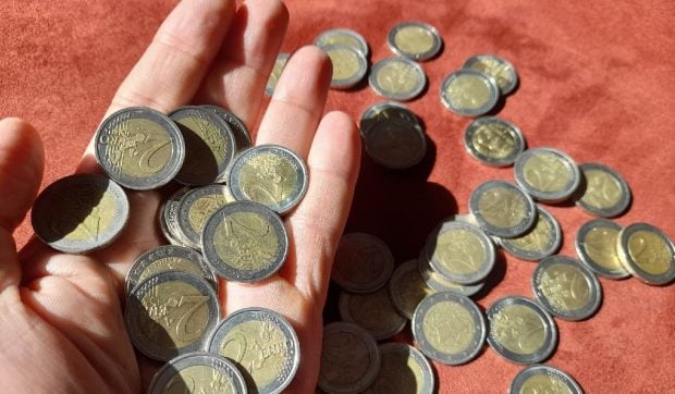 Escrocheria cu „2 euro” pusă la cale de cinci chinezi, în Italia: nici măcar experți ai BCE nu le puteau deosebi de originale