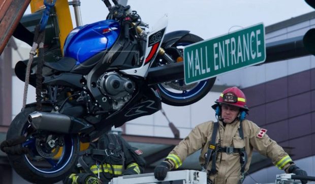 O motocicletă a ajuns suspendată pe semafor, după un accident grav, în Canada: „Mission: Impossible, dar pilotul este în stare gravă!” | VIDEO