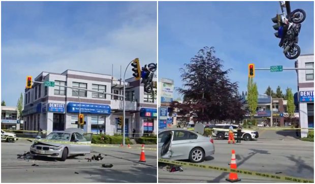Momentul în care o motocicletă rămâne suspendată de un semafor, după ce s-a izbit de o mașină și a zburat pe deasupra ei, în Canada