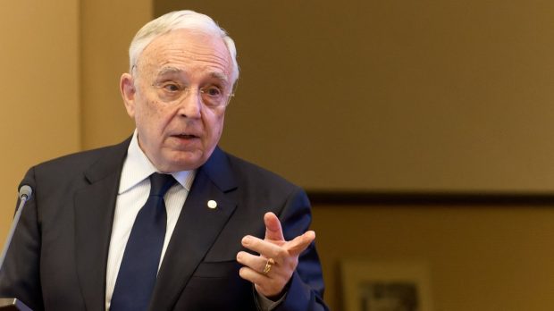 Mugur Isărescu și-a amintit perioada de premier: „Pe final, vorbeam singur și număram ca un deținut câte zile mai am”. Ce scriau ziarele la instalare și la plecare