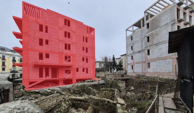 Muzeul din subsolul blocului. O construcție privată cu trei etaje și terasă se ridică în Constanța peste zidurile vechiului oraș Tomis