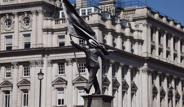 O nouă sculptură impresionantă surprinde centrul Londrei. Banksy confirmă autoratul operei