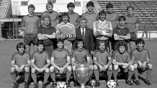 Nicușor Dan onorează eroii Stelei din 1986 cu decorări de prestigiu la aniversarea câștigării Cupei Campionilor Europeni
