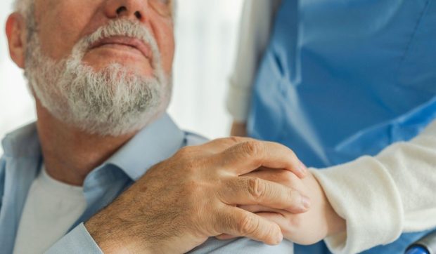 Îngrijitoare aflată sub influența alcoolului, prinsă încercând să sufoce un bătrân surd în Italia