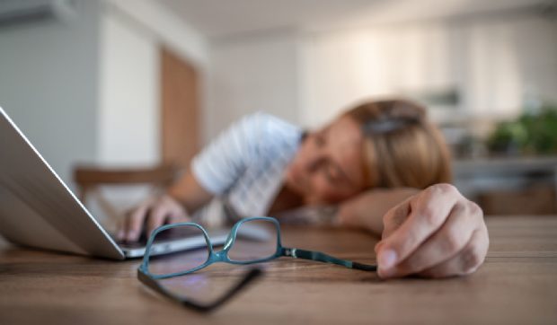 O mamă concediată pentru un somn de 30 de minute la birou, despăgubită cu 35.000 euro în Italia